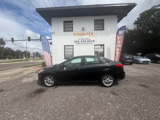 2017 Ford Focus SE's photo