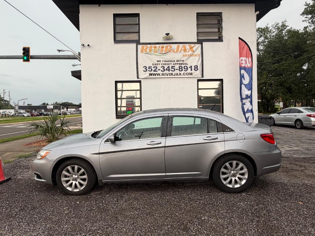 2013 Chrysler 200 Touring's photo